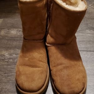 Size 8 women's ugg boots Midcalf height, light brown